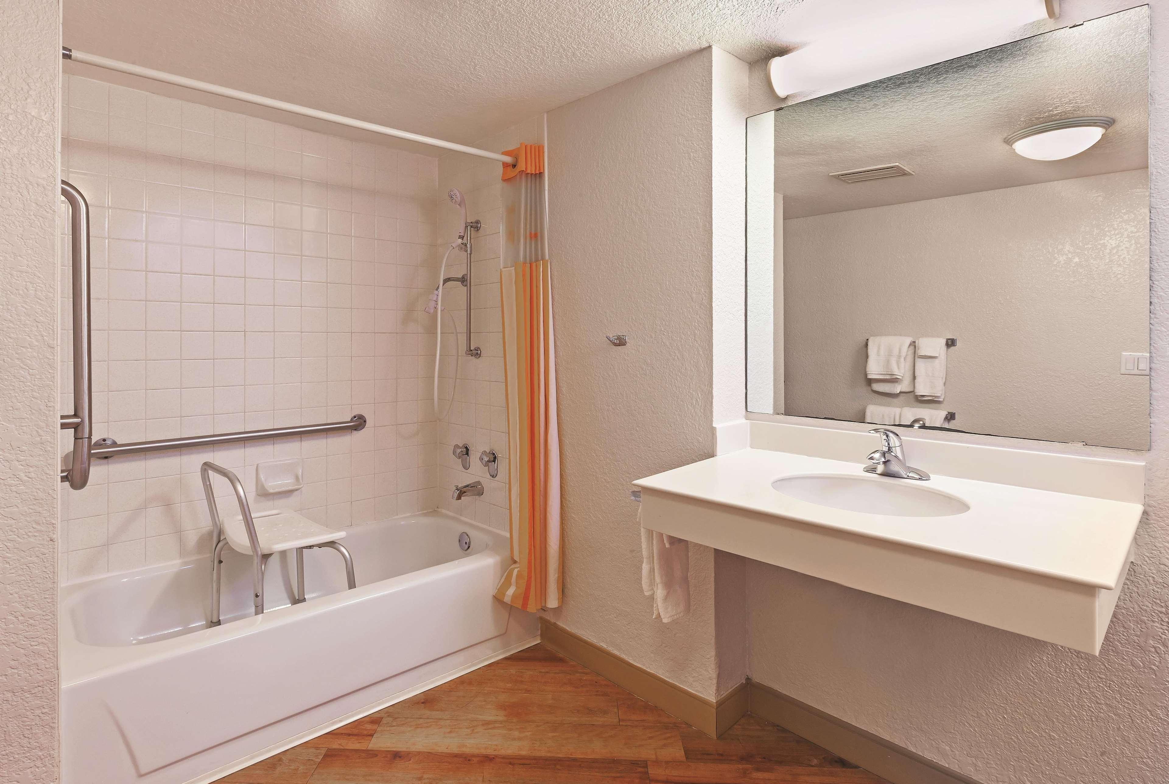 Travelodge By Wyndham Houston Cy-Fair מראה חיצוני תמונה